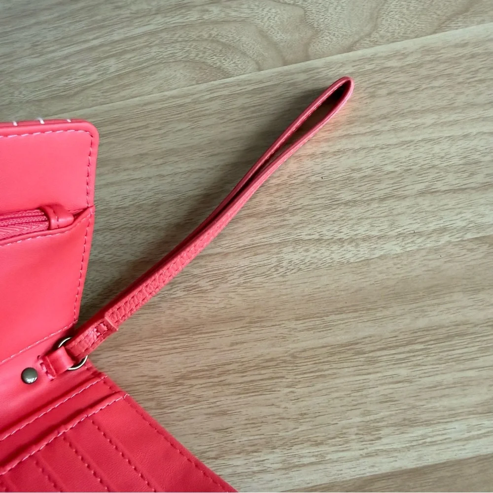 Universal Thread this red